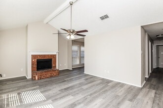 2428 Ensenada Ln in Fort Worth, TX - Foto de edificio - Building Photo