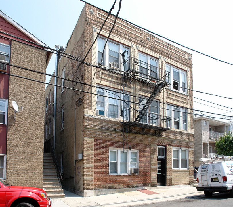 138 71st St in Guttenberg, NJ - Building Photo