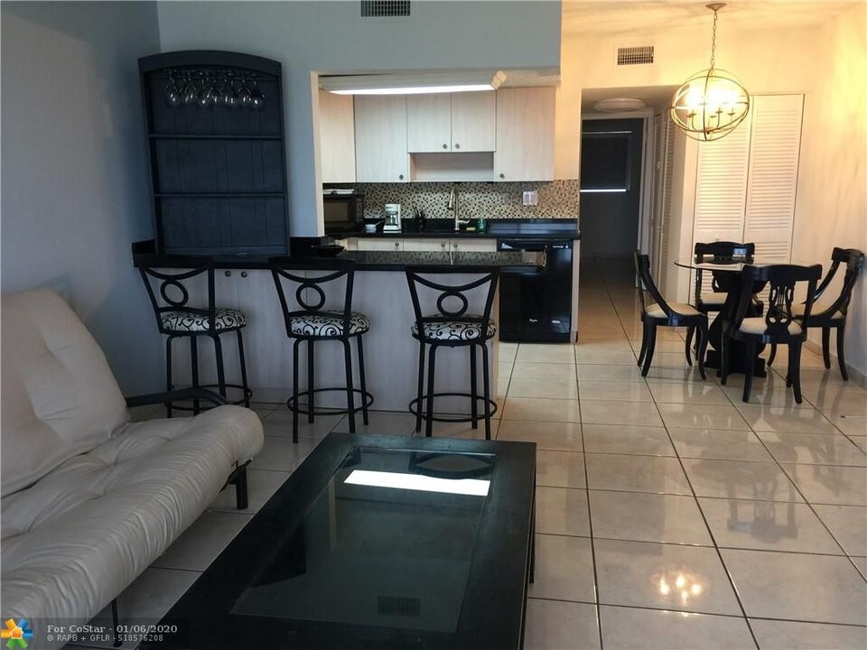 300 Oregon St in Hollywood, FL - Building Photo