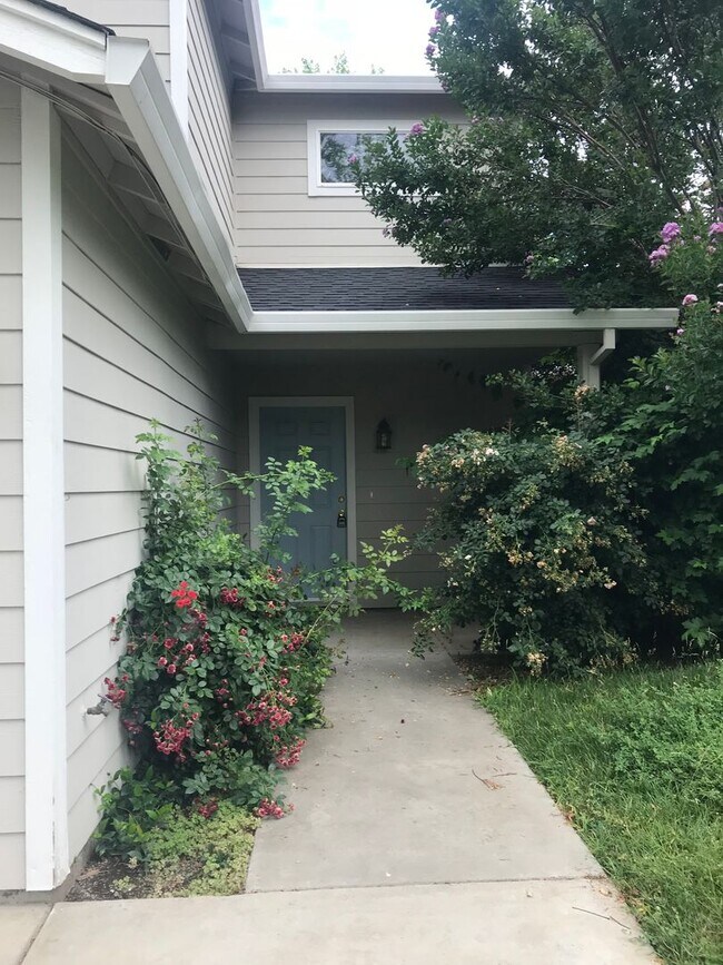 562 Morgan Dr in Chico, CA - Building Photo - Building Photo