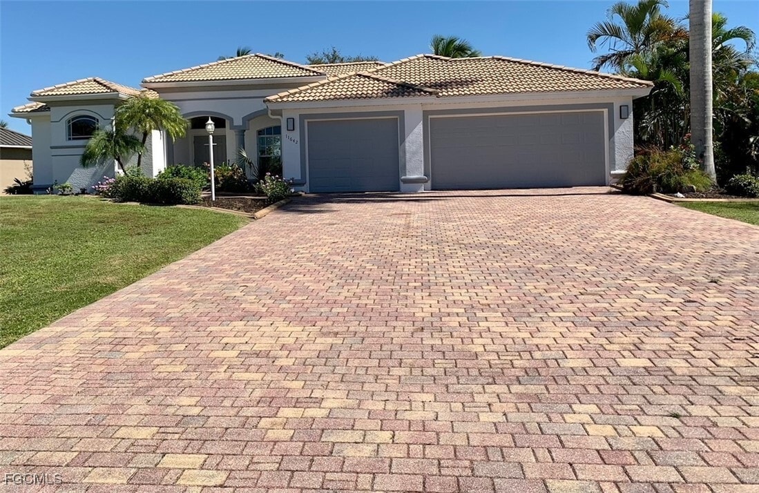 11642 Royal Tee Cir in Cape Coral, FL - Building Photo