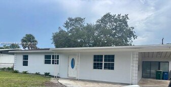 3954 Coconut Cir N in Naples, FL - Building Photo