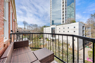 2840 Peachtree Rd NW in Atlanta, GA - Foto de edificio - Building Photo