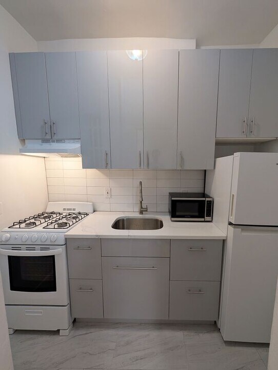 668 Riverside Dr in New York, NY - Building Photo