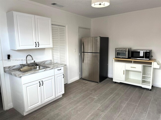 448 E 40th St in Hialeah, FL - Foto de edificio - Building Photo