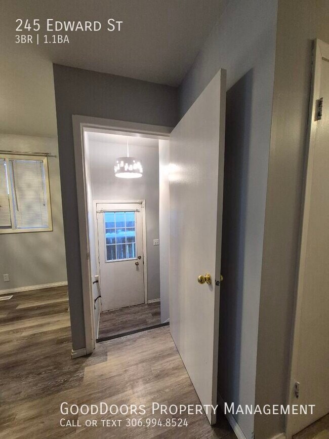 245 Edward St in Regina, SK - Building Photo - Building Photo