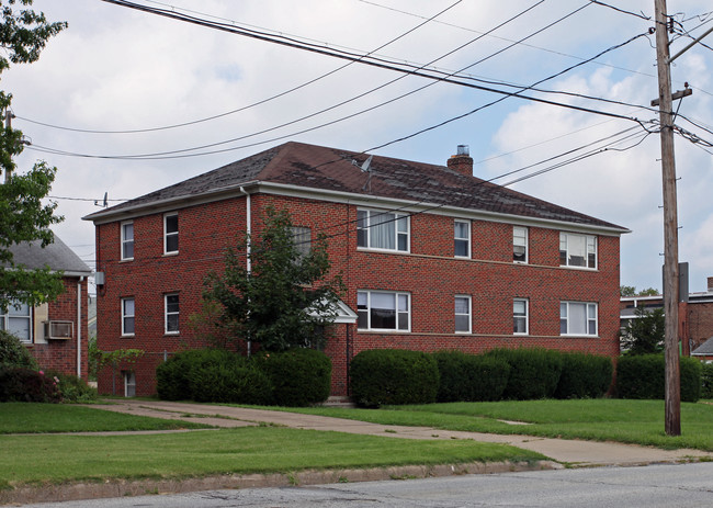 4782 Broadview Rd in Brooklyn Heights, OH - Building Photo - Building Photo