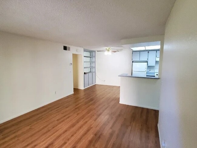 5950 Rancho Mission Rd, Unit 163 in San Diego, CA - Foto de edificio - Building Photo