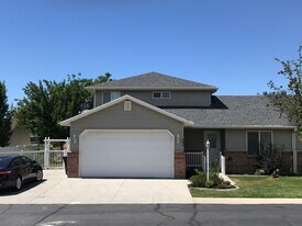 633 S Teresa St in Kaysville, UT - Building Photo