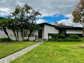 623 N Pine Pl in Anaheim, CA - Building Photo