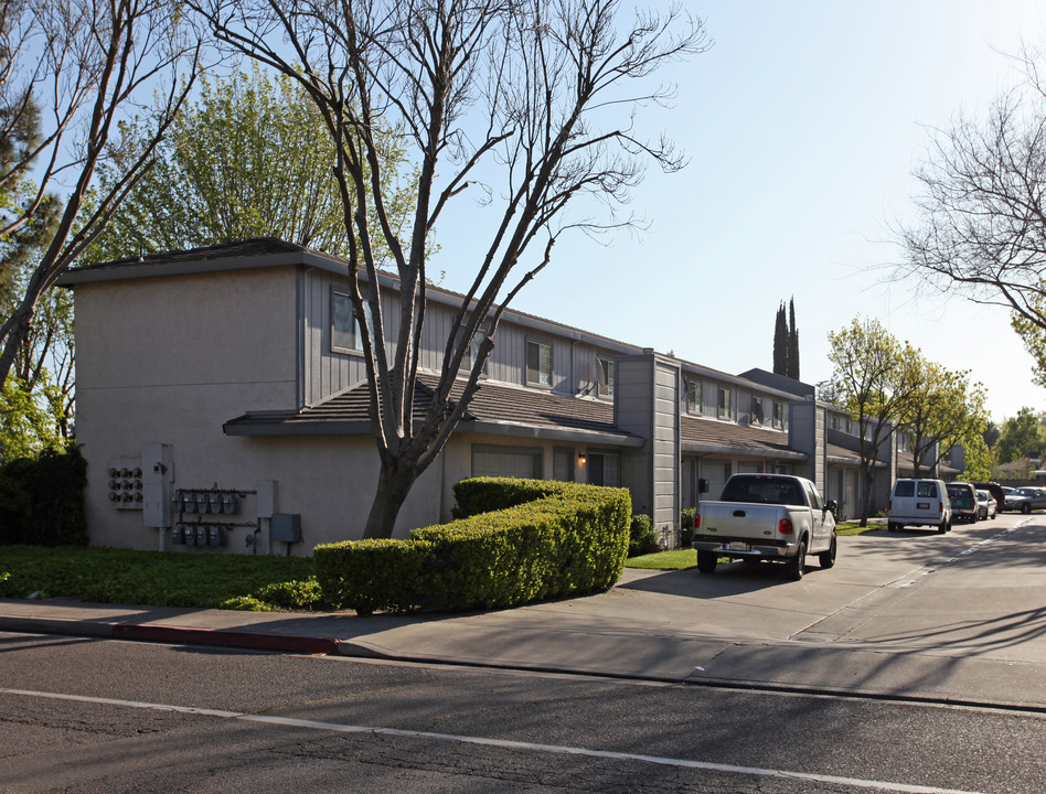 ELM WOOD Townhouses in Turlock, CA - Building Photo