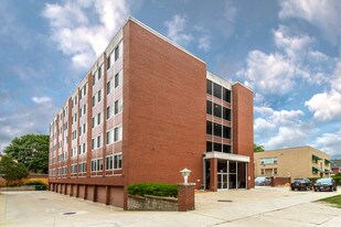 211 N Portage Path Apartamentos