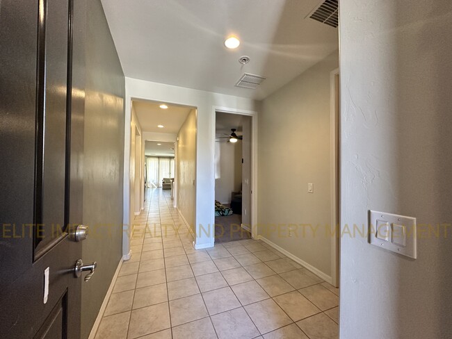 6652 E Via Arroyo Largo in Tucson, AZ - Building Photo - Building Photo