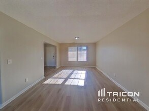 411 Fox Trot Dr in Columbia, SC - Foto de edificio - Building Photo