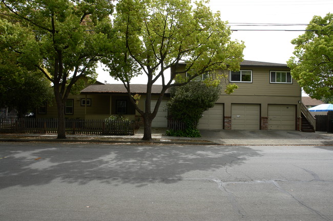 1004 Fulton St in Redwood City, CA - Foto de edificio - Building Photo