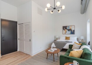 2718 N Hampden Ct in Chicago, IL - Building Photo - Building Photo