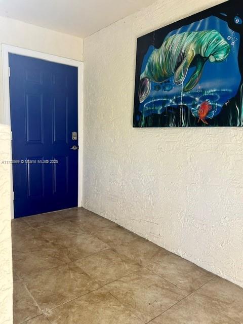 700 NE 164th St in Miami, FL - Foto de edificio - Building Photo