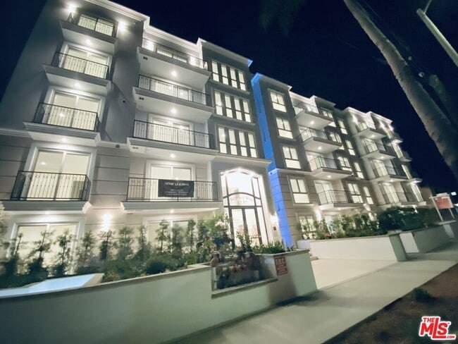 1237 S Holt Ave in Los Angeles, CA - Building Photo - Building Photo
