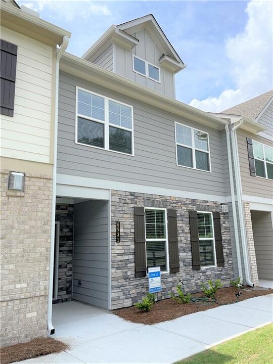 6931 Cedar Glen Rd in Peachtree Corners, GA - Foto de edificio