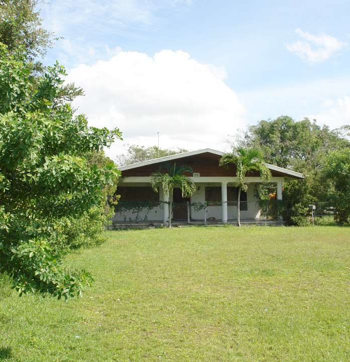 1261 NE 112th St in Miami, FL - Foto de edificio