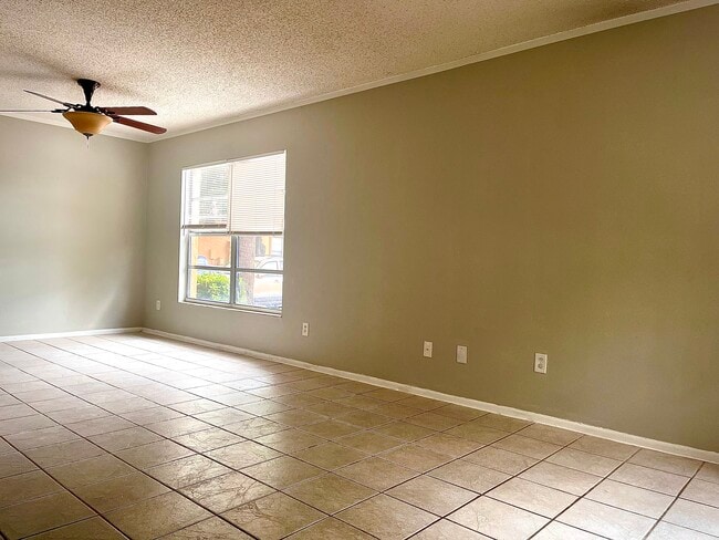 4814 S Semoran Blvd, Unit 404 in Orlando, FL - Foto de edificio - Building Photo