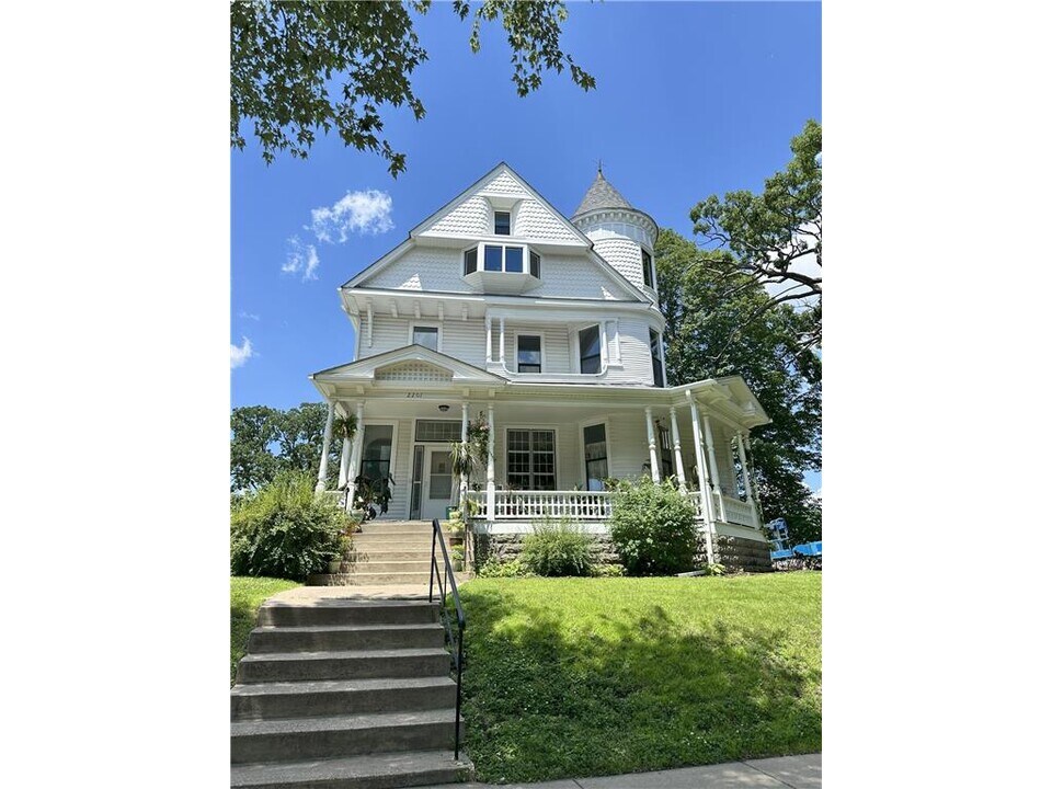 2201 Scudder St in St. Paul, MN - Building Photo