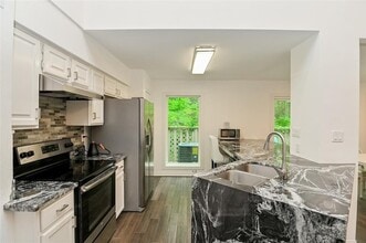 9400 Doliver Dr in Houston, TX - Building Photo - Building Photo