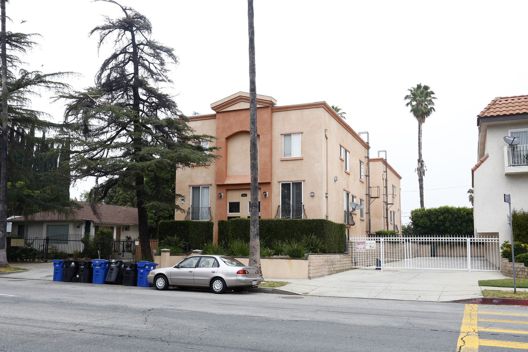 16743 Sherman Way in Van Nuys, CA - Building Photo