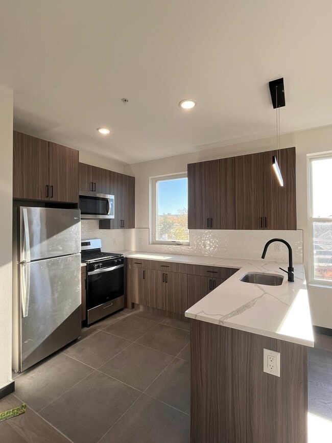 130 Mallory Ave, Unit 401