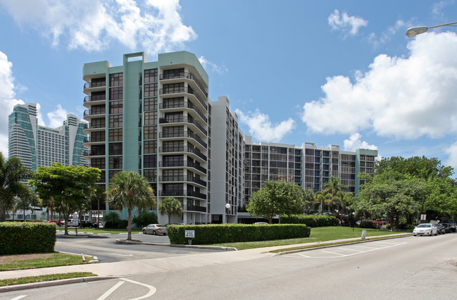 Towers of Oceanview East in Hollywood, FL - Building Photo - Building Photo