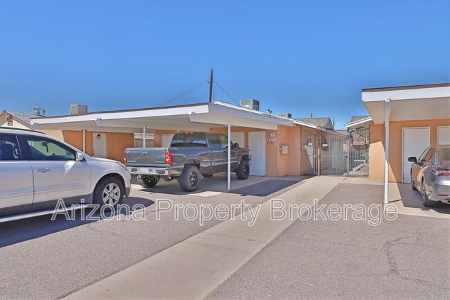 1702 W Vogel Ave in Phoenix, AZ - Foto de edificio - Building Photo