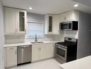 3565 Crooks Rd in Troy, MI - Building Photo - Building Photo