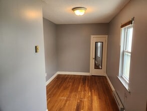 259 Metacom Ave, Unit 2B in Warren, RI - Foto de edificio - Building Photo
