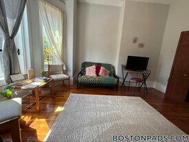 94 Mt Pleasant Ave, Unit 1 in Boston, MA - Building Photo