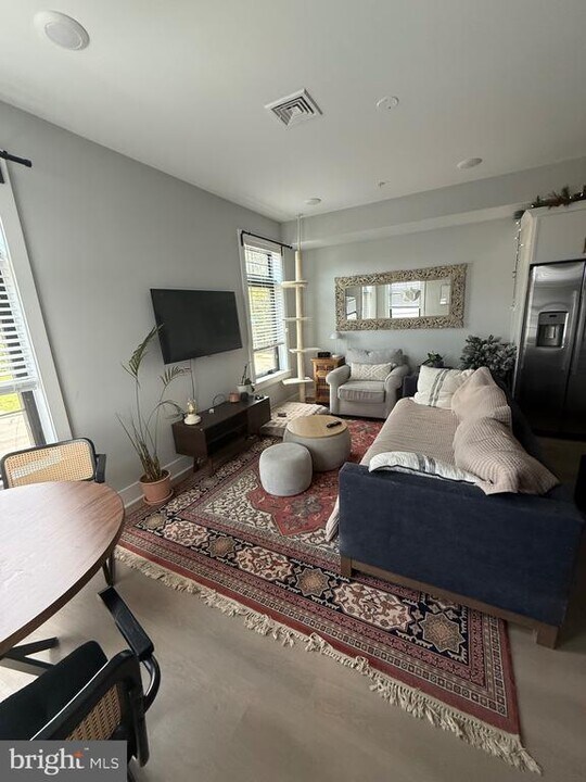 7523 Ridge Ave in Philadelphia, PA - Building Photo