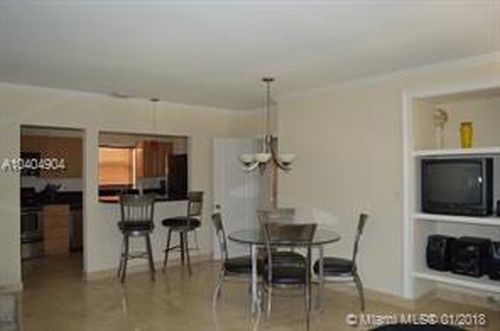 32 Camden Dr-Unit -7 in Bal Harbour, FL - Foto de edificio - Building Photo