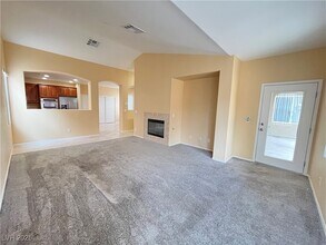 5044 Walbrook Ln in Las Vegas, NV - Foto de edificio - Building Photo
