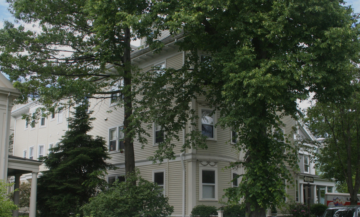 15 Linden St in Brookline, MA - Building Photo