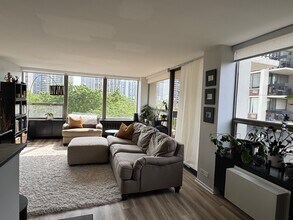 1460 N Sandburg Terrace in Chicago, IL - Building Photo - Building Photo