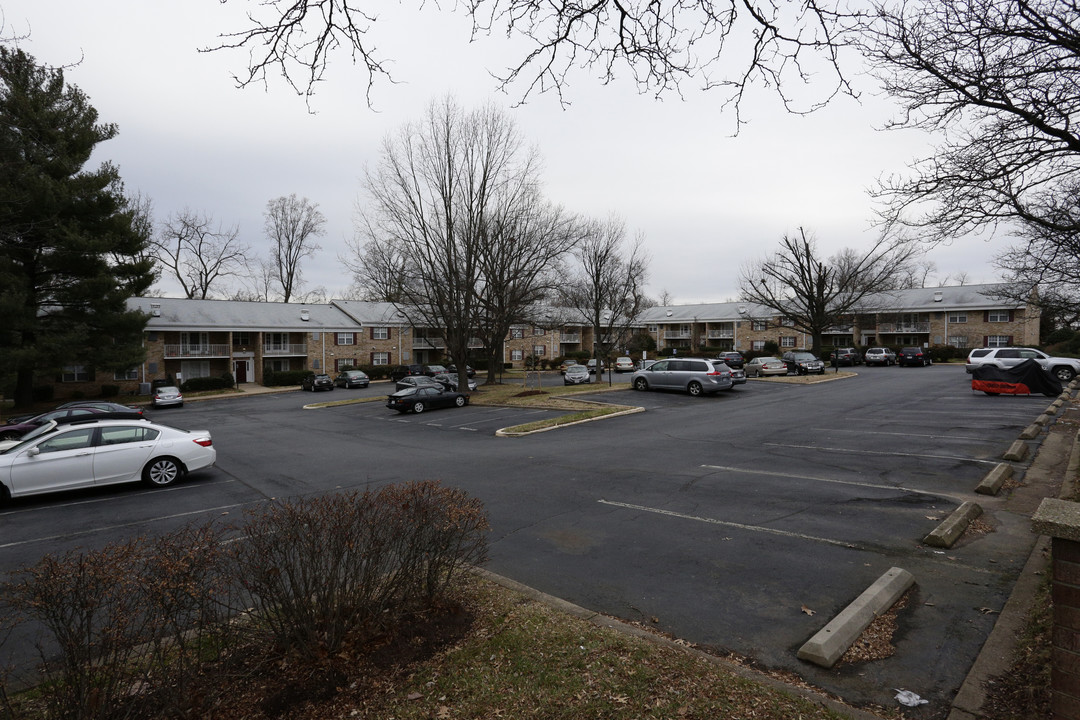 1130 S Washington St in Falls Church, VA - Building Photo