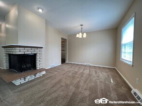 2501 Rocklyn Dr in Urbandale, IA - Building Photo - Building Photo