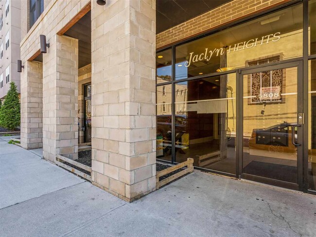 5808 WASHINGTON St-Unit -401 in West New York, NJ - Building Photo - Building Photo