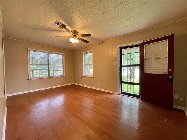 718 E Wilkins St in Angleton, TX - Building Photo - Building Photo
