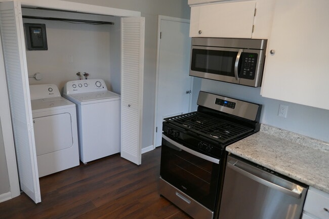 6904 Urbandale Ave in Urbandale, IA - Building Photo - Building Photo