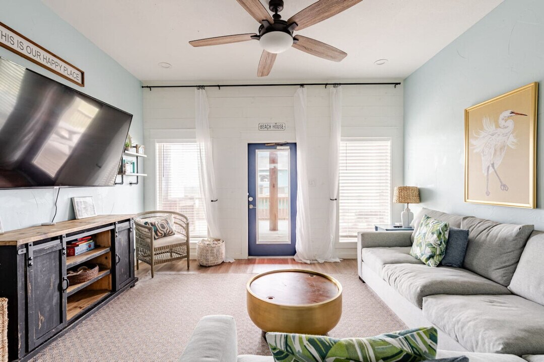 994 Dolly St in Port Bolivar, TX - Building Photo