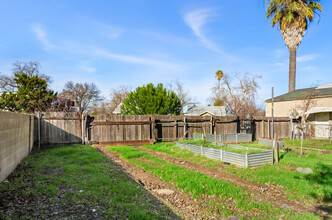 1129 El Monte Ave in Sacramento, CA - Building Photo - Building Photo
