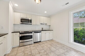 251 Weaver St in Greenwich, CT - Building Photo - Building Photo