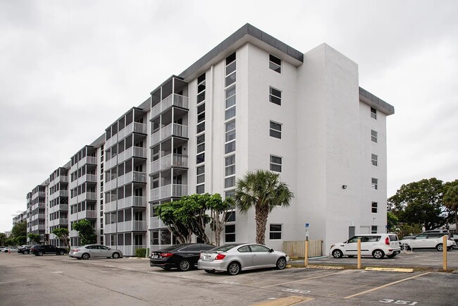 16950 W Dixie Hwy, Unit 320 in North Miami Beach, FL - Building Photo - Building Photo