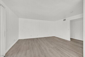 5499 Indian River Dr in Las Vegas, NV - Building Photo - Building Photo