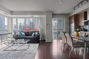 241 Wellington St W in Toronto, ON - Building Photo